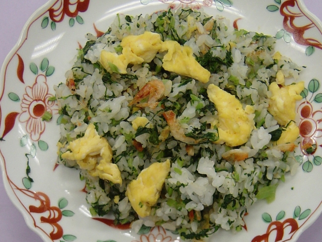 ハーニップの葉と卵の炒飯