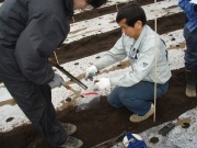 同一圃場での継続調査（3年間）のため、土壌採取を行いました。